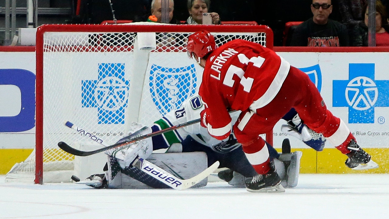Larkin’s shootout goal gives Red Wings 3-2 win over Canucks